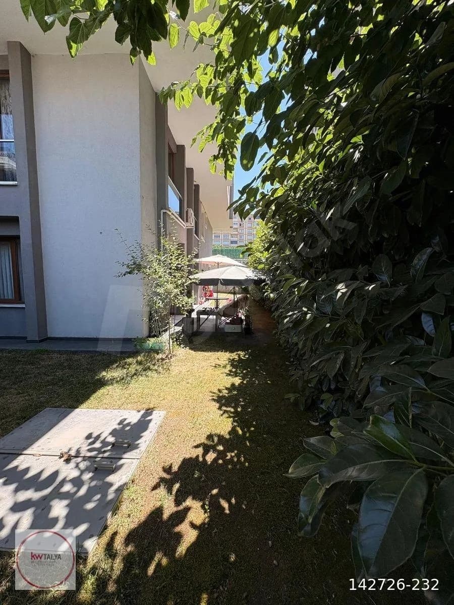 Beylikdüzü Kavaklı'da Satılık 2+1 Bahçe Katı 12