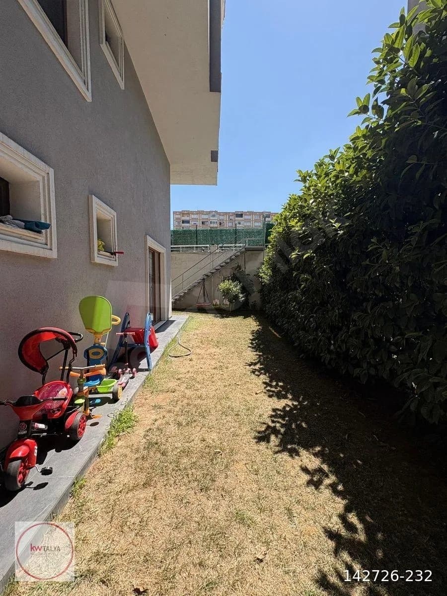 Beylikdüzü Kavaklı'da Satılık 2+1 Bahçe Katı 14