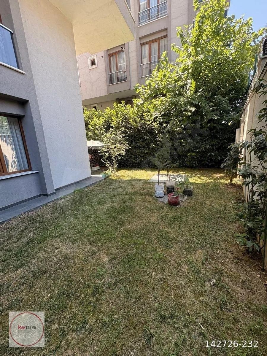Beylikdüzü Kavaklı'da Satılık 2+1 Bahçe Katı 18