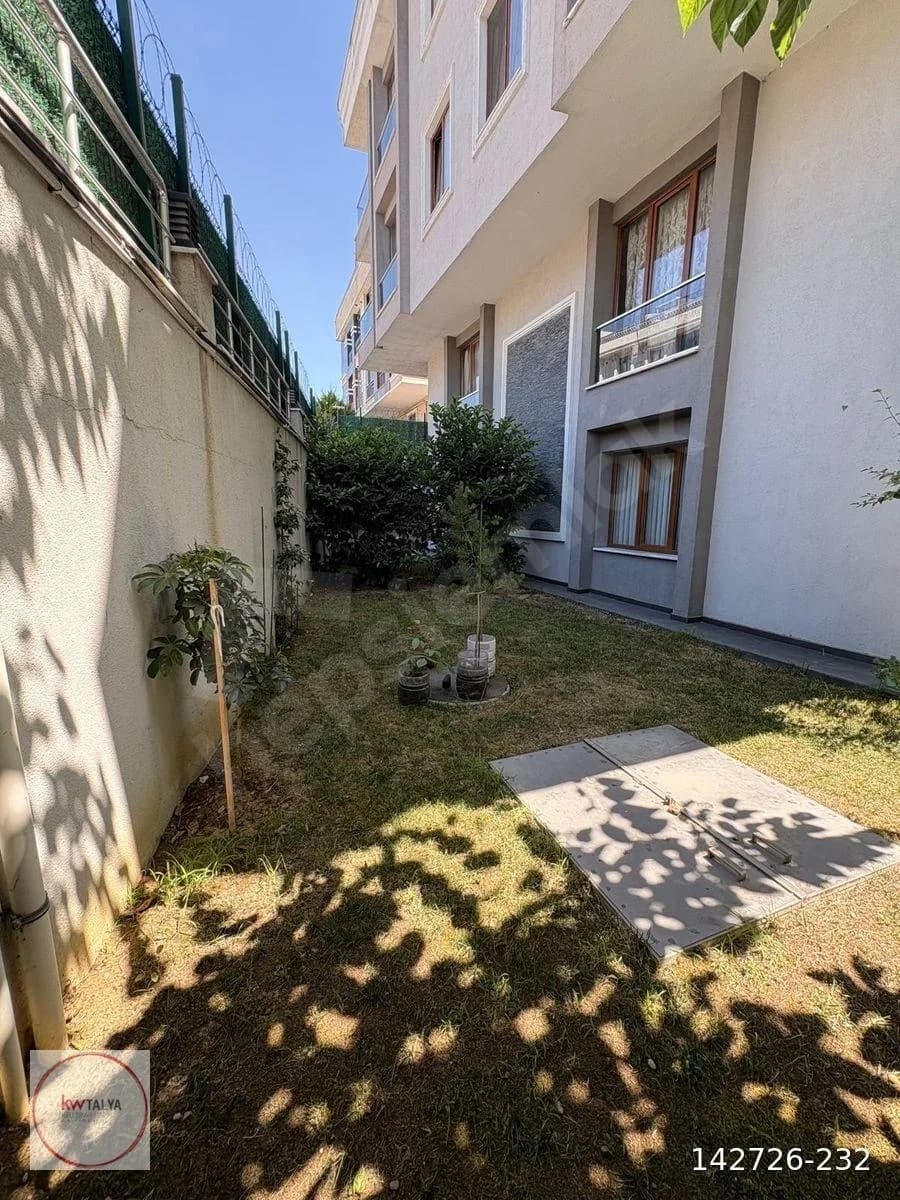 Beylikdüzü Kavaklı'da Satılık 2+1 Bahçe Katı